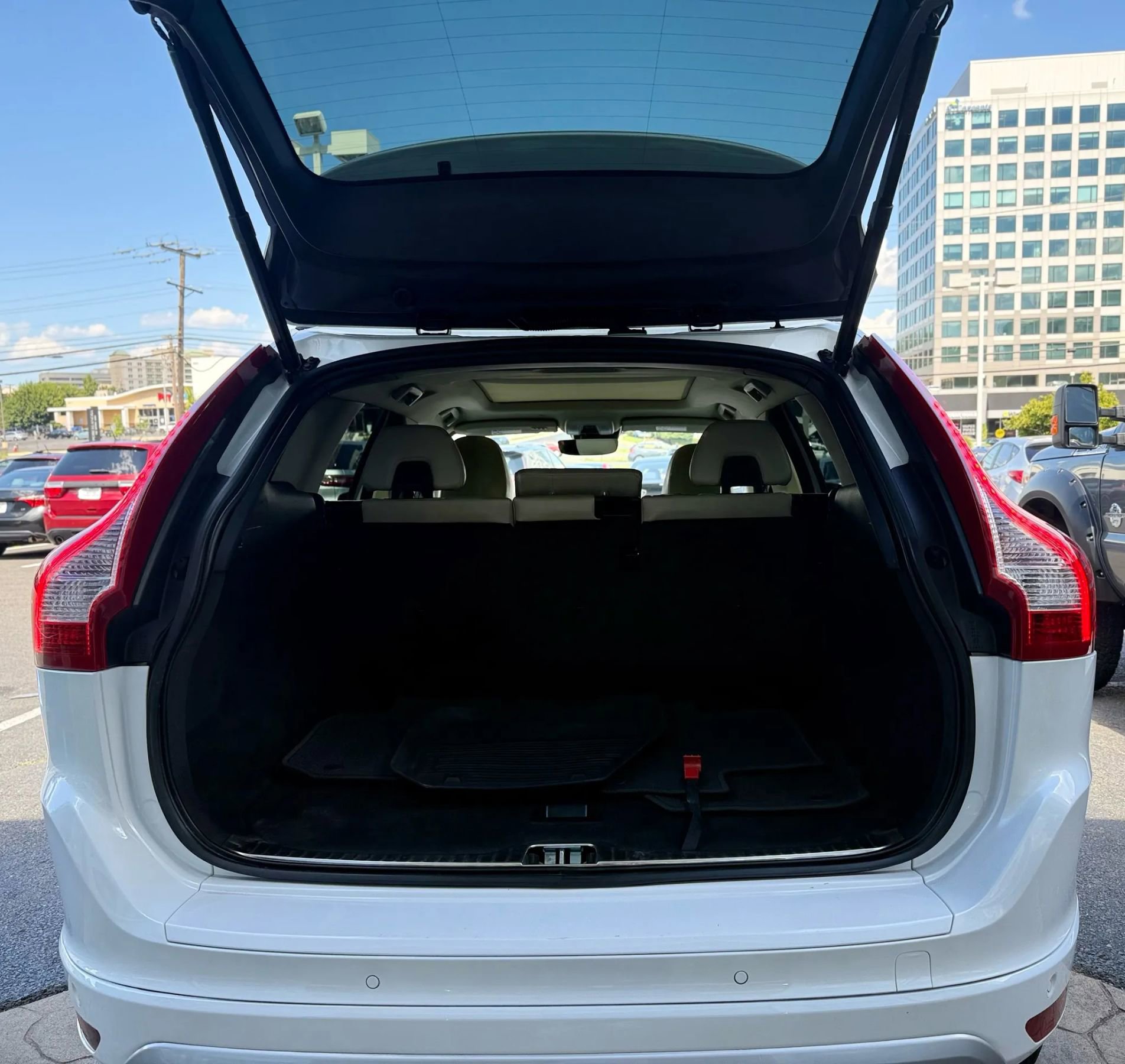 Used 2017 Volvo XC60 T6 Dynamic w/ Preferred Option Package image 46