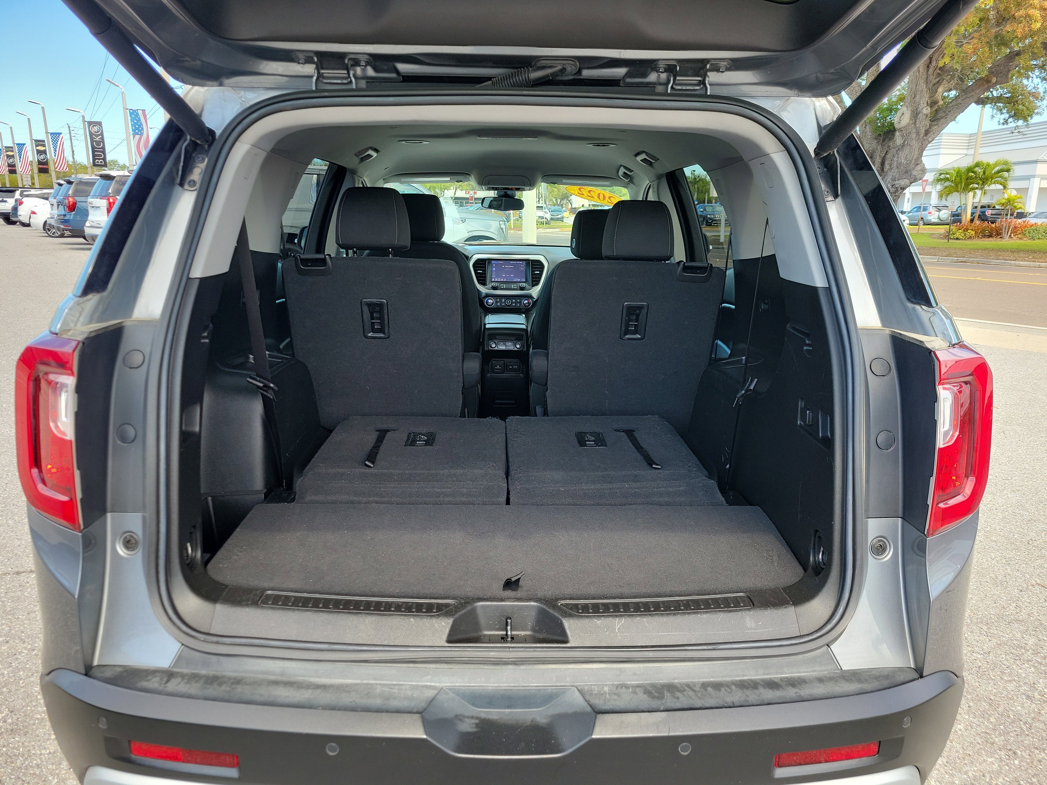 Certified 2022 GMC Acadia SLE w/ Driver Convenience Package image 11