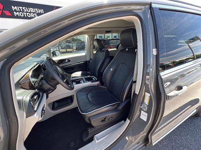 Used 2023 Chrysler Pacifica Limited image 13