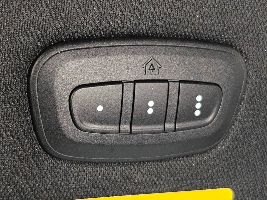 Used 2025 Chrysler Pacifica Limited image 13