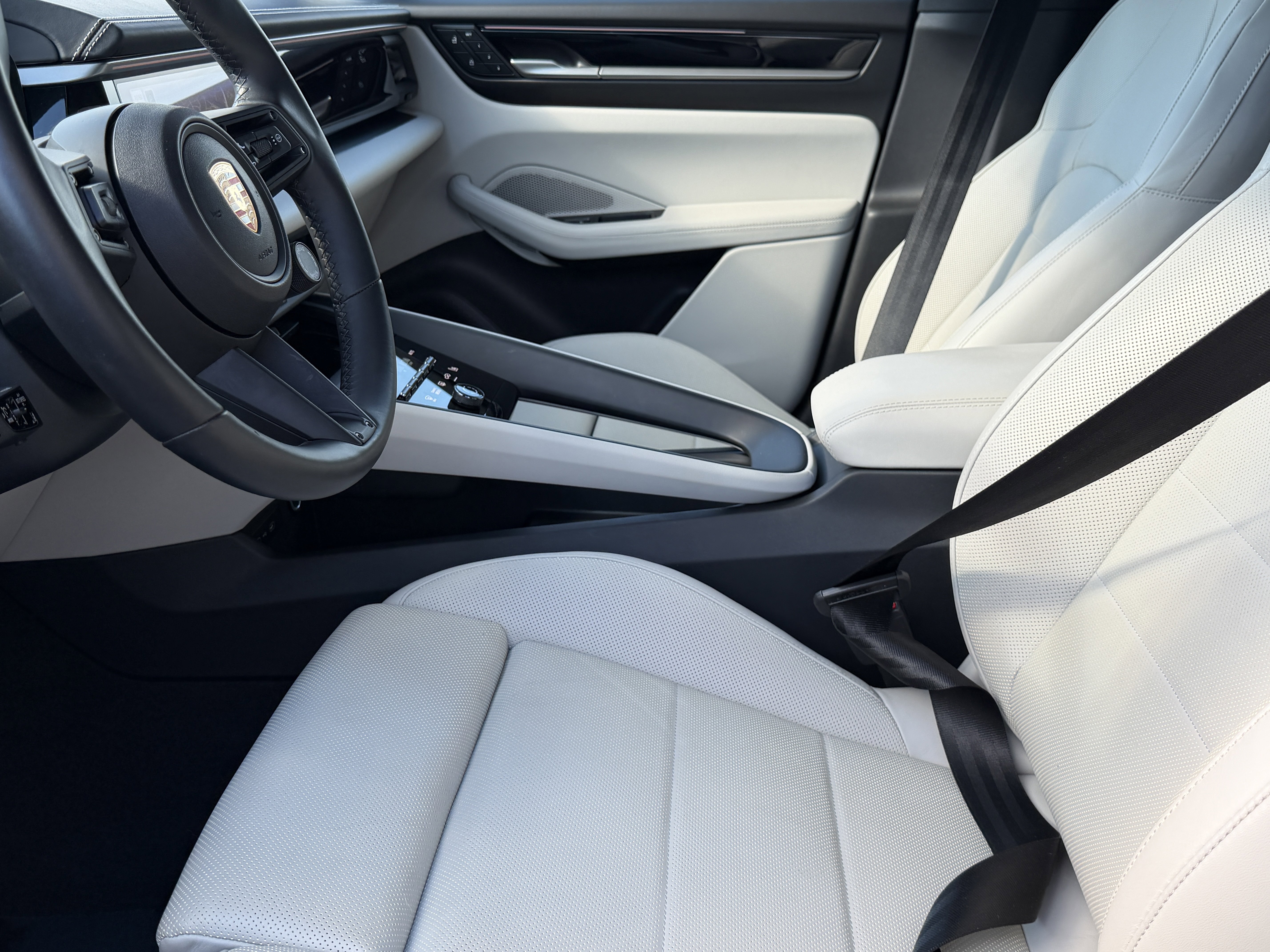 Certified 2024 Porsche Macan 4 Electric image 4