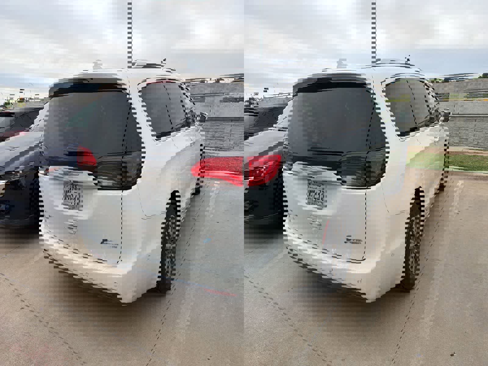 Used 2020 Chrysler Pacifica Limited w/ Advanced Safetytec Group image 4