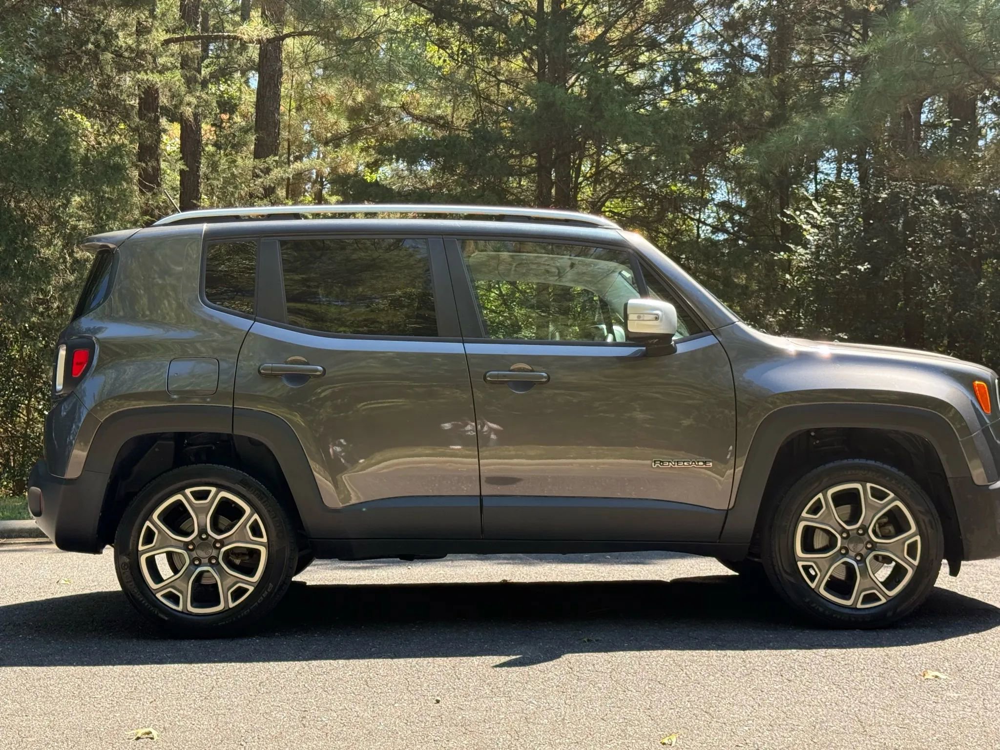 Used 2017 Jeep Renegade Limited image 4