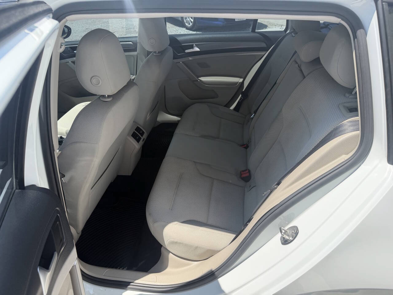 Used 2018 Volkswagen Golf S AWD/4WD image 18