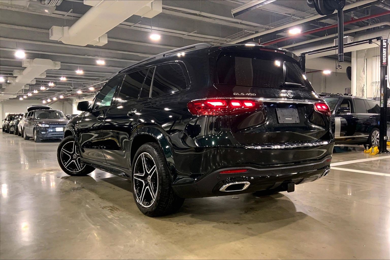 Used 2024 Mercedes-Benz GLS 450 4MATIC image 3