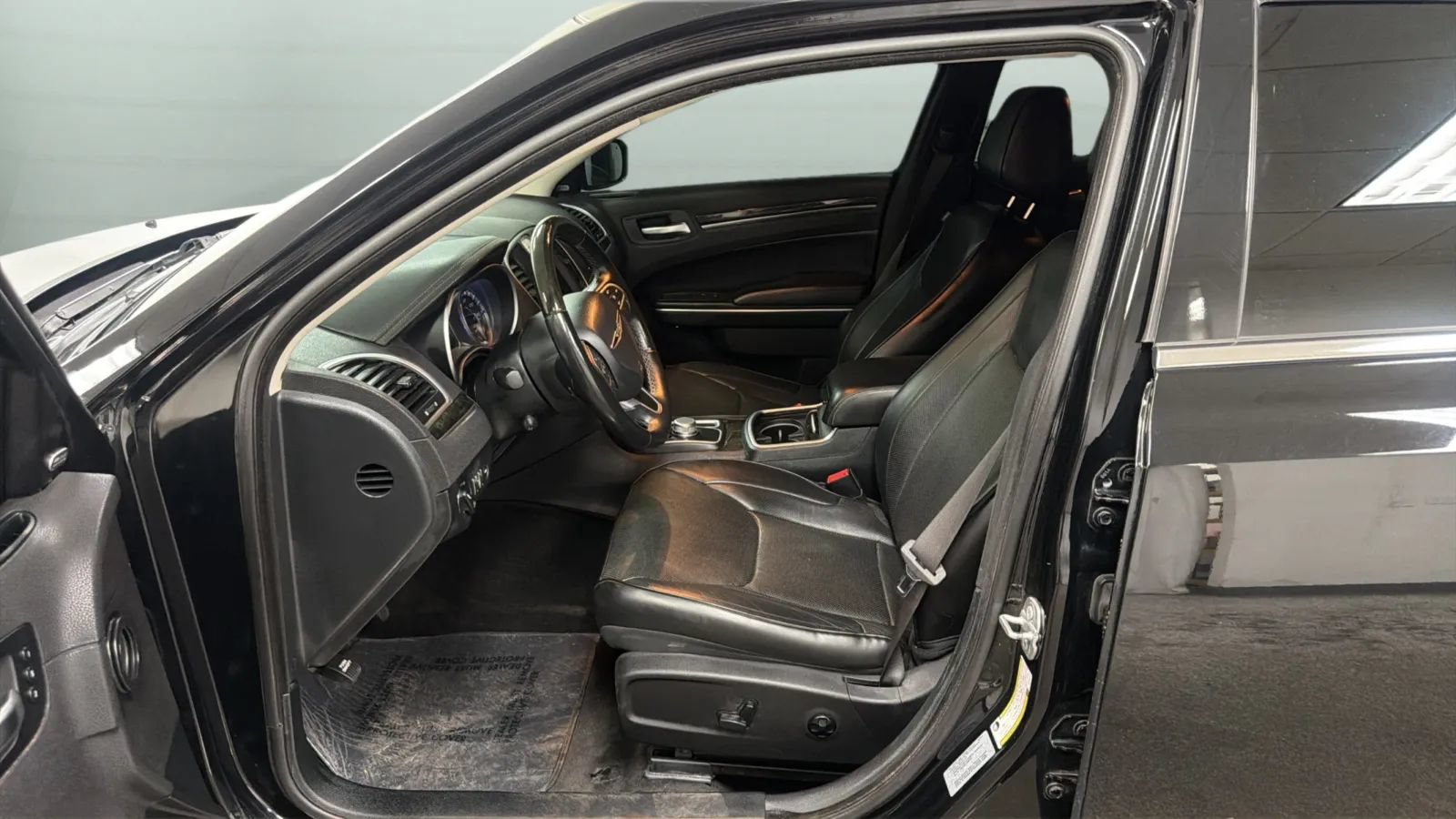 Used 2016 Chrysler 300 C RWD image 21