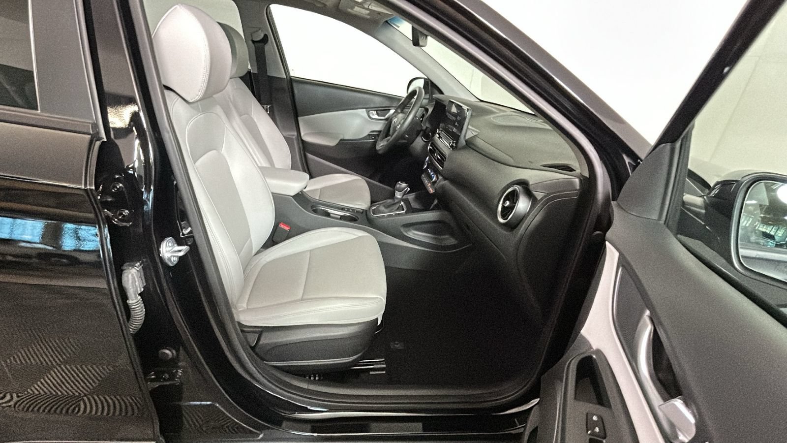 Used 2023 Hyundai Kona Limited AWD/4WD image 36