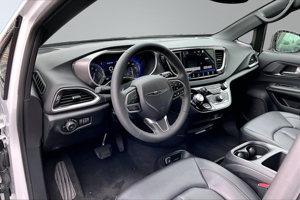 Used 2026 Chrysler Pacifica Select FWD image 4