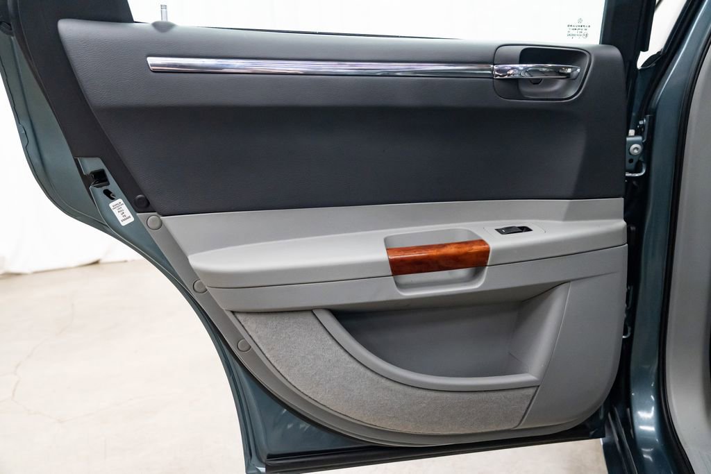 Used 2006 Chrysler 300 C w/ Protection Group II image 24