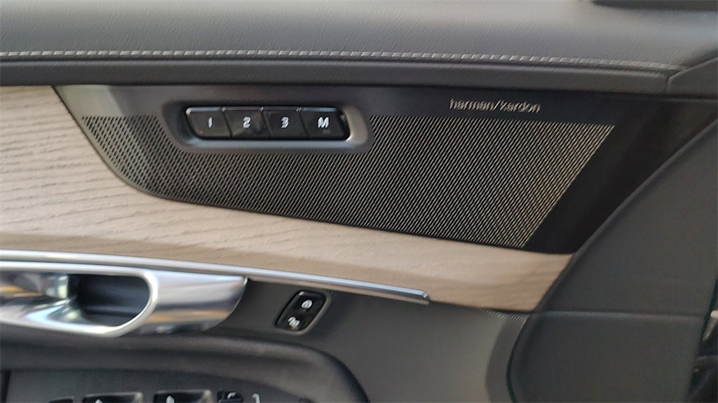 New 2026 Volvo XC90 B6 Plus w/ Protection Package Premier image 9