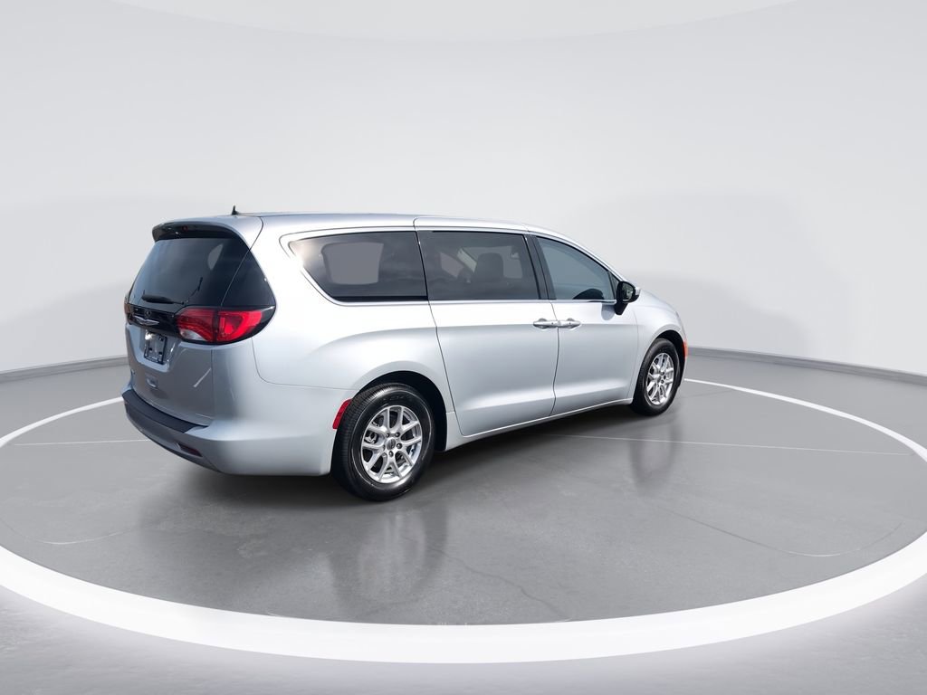 Used 2023 Chrysler Voyager LX image 8