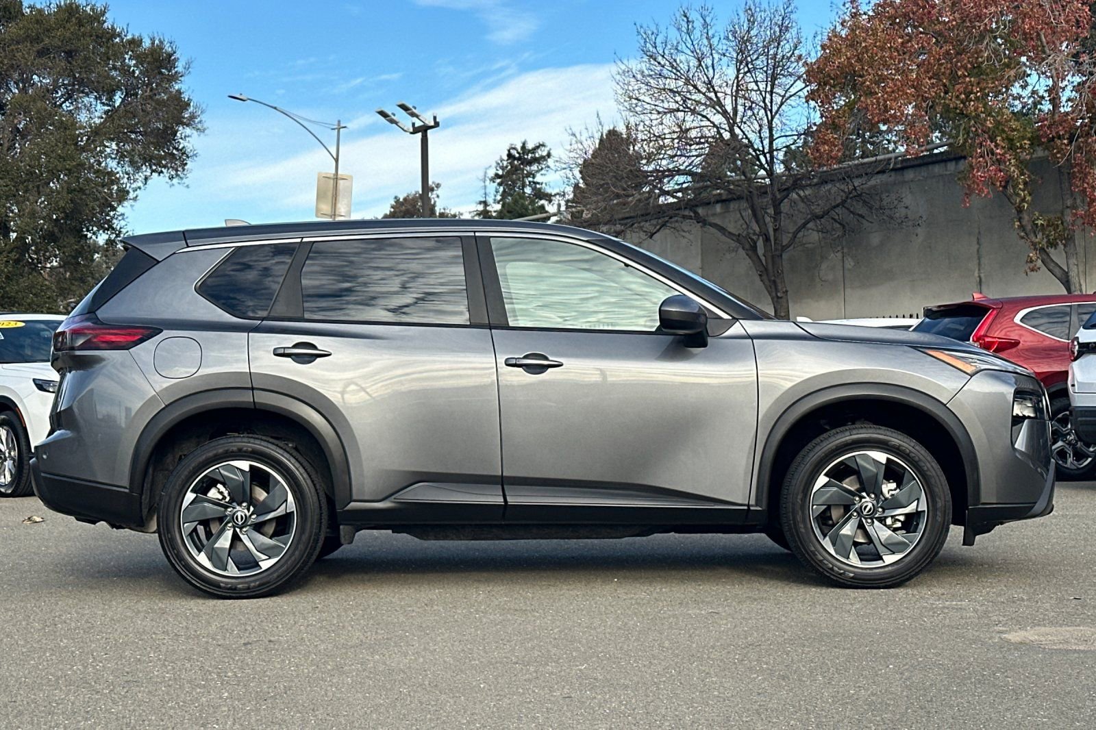 Used 2024 Nissan Rogue SV image 3