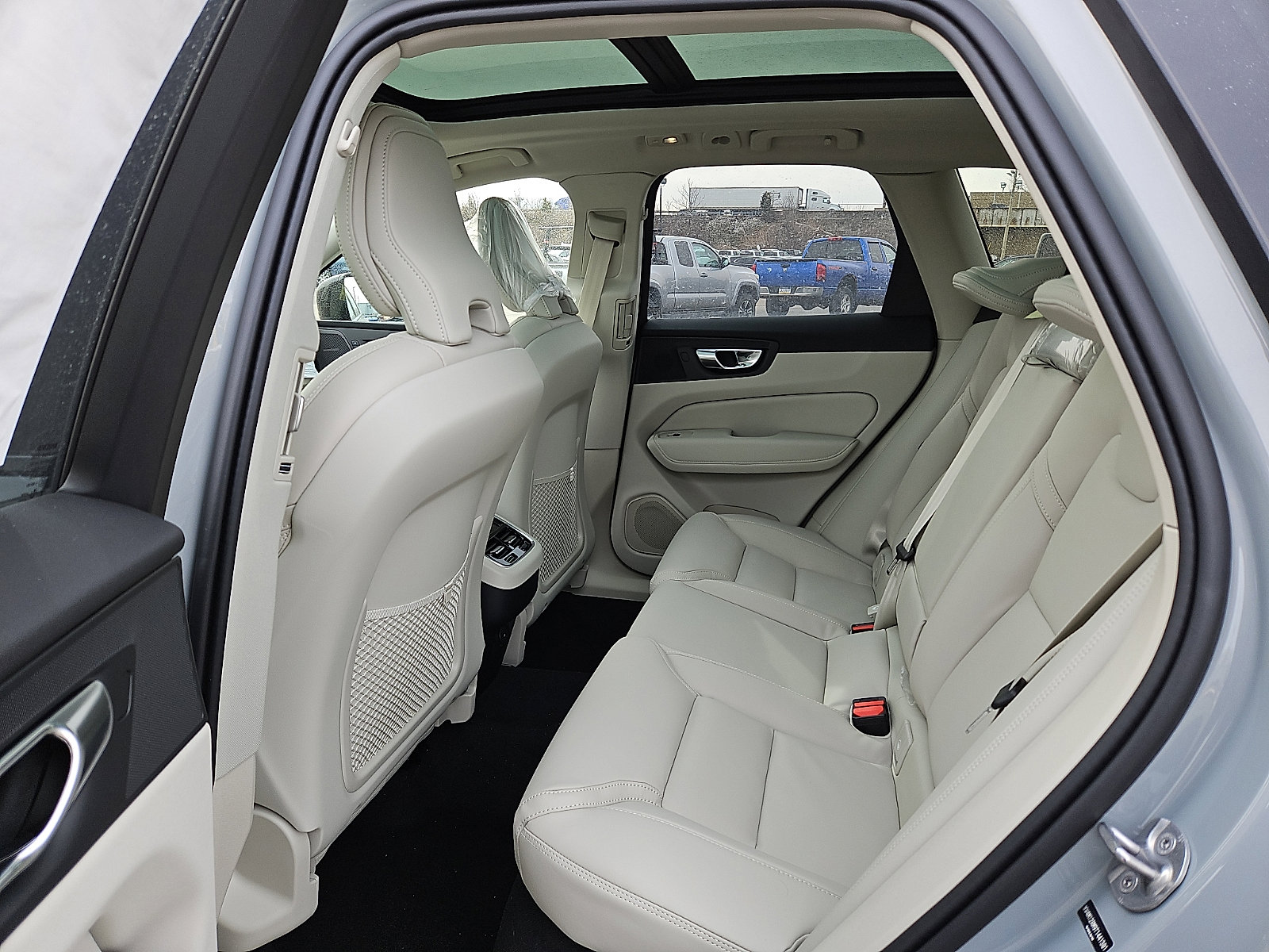 New 2026 Volvo XC60 B5 Ultra w/ Protection Package Premier AWD/4WD image 8