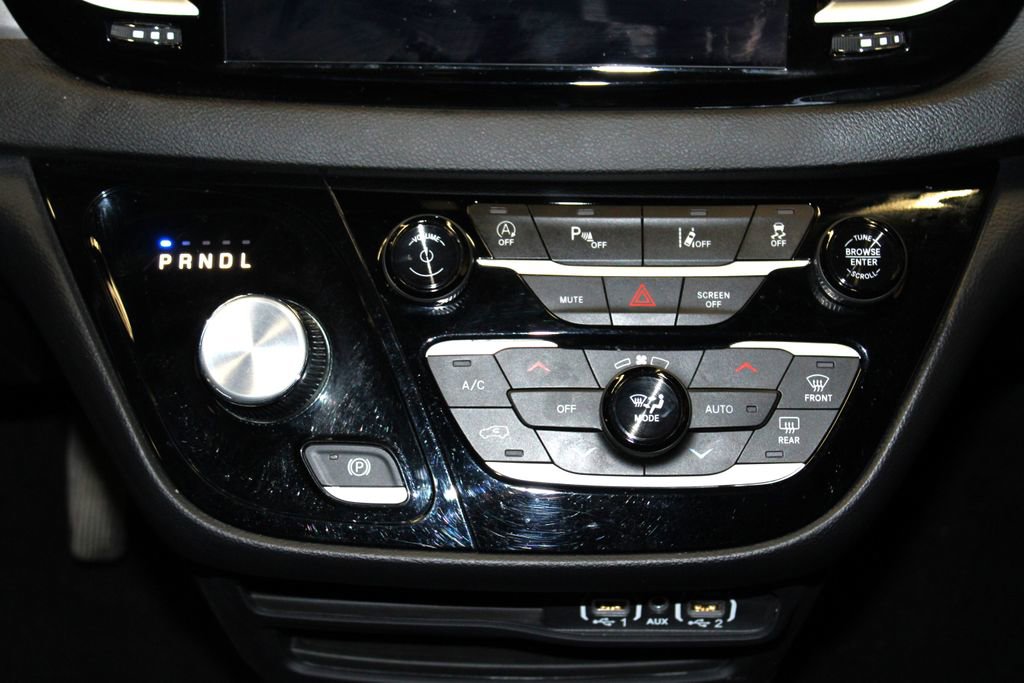 Used 2025 Chrysler Pacifica Select image 19