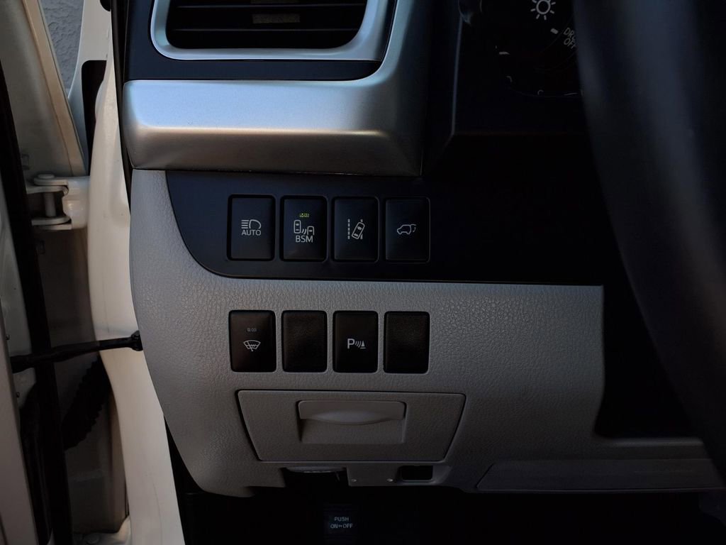 Used 2016 Toyota Highlander Limited w/ Driver Technology Package FWD image 15