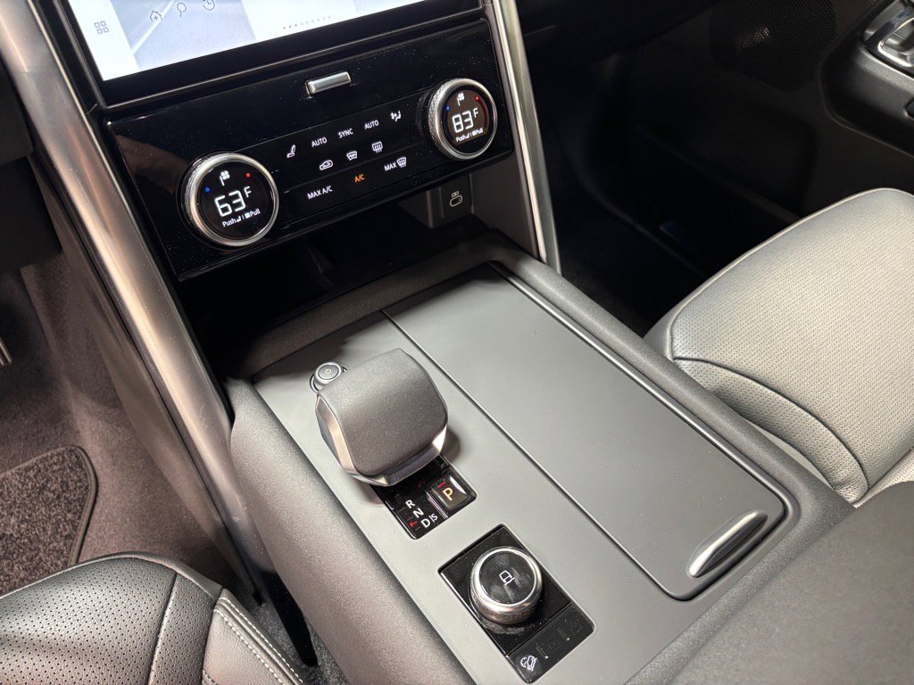 Used 2025 Land Rover Discovery S image 13