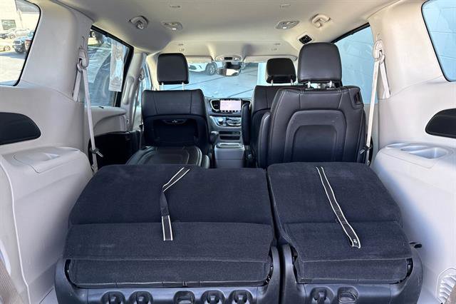 Used 2023 Chrysler Pacifica Touring-L image 17
