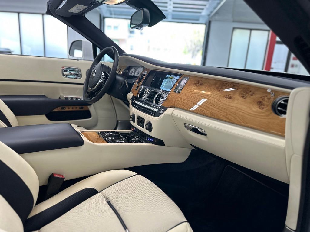 Used 2020 Rolls-Royce Dawn image 23