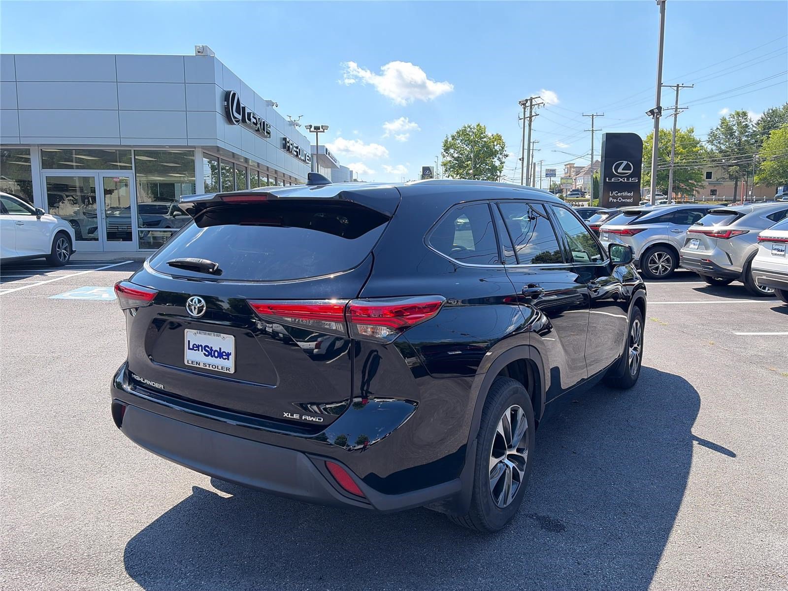 Used 2022 Toyota Highlander XLE AWD/4WD image 5