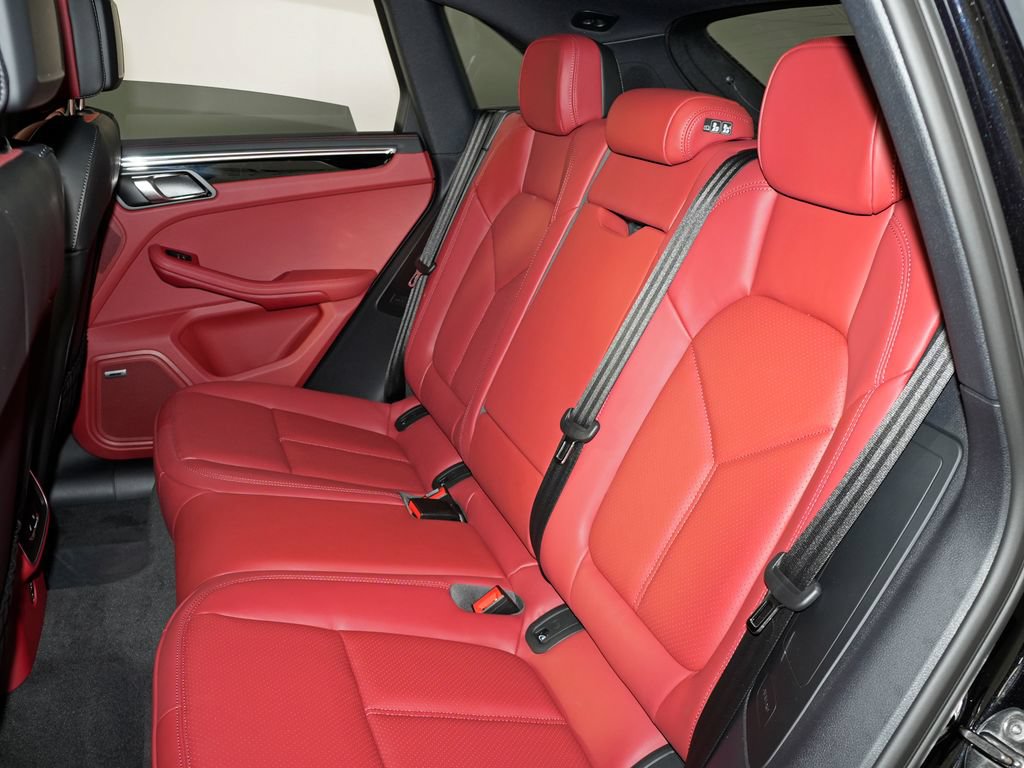 Certified 2026 Porsche Macan AWD/4WD image 33