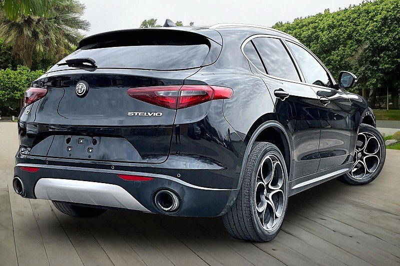 Used 2019 Alfa Romeo Stelvio Ti Lusso w/ Quick Order Package 22X Lusso image 2