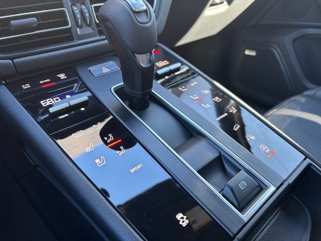 Used 2025 Porsche Macan AWD/4WD image 21