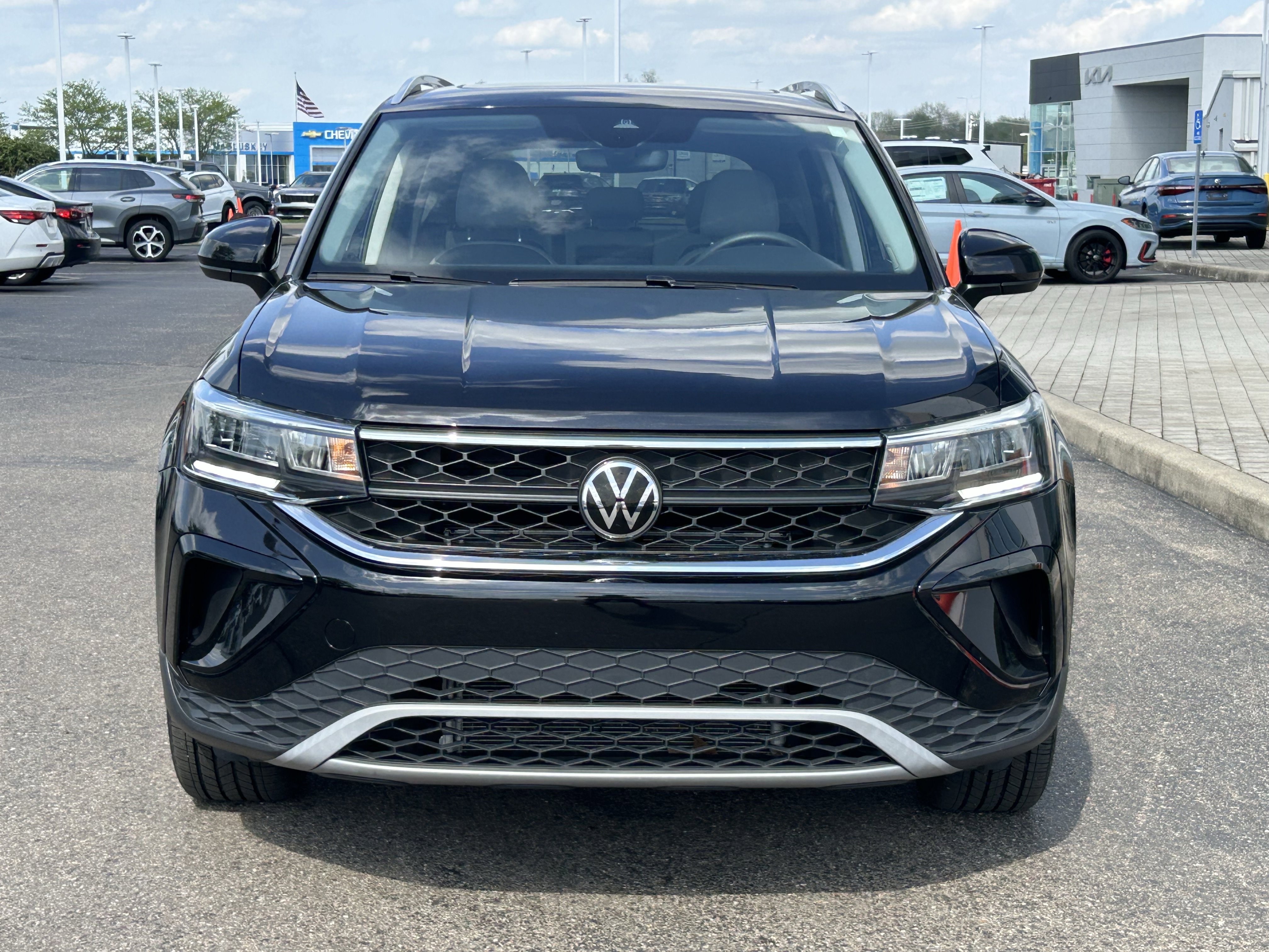 Certified 2023 Volkswagen Taos SE w/ Panoramic Sunroof Package AWD/4WD image 2