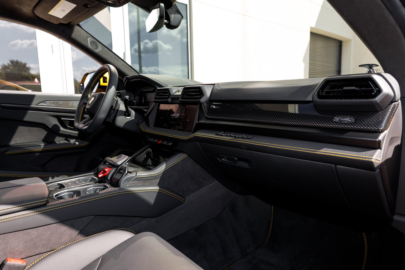 Used 2025 Lamborghini Urus SE AWD/4WD image 47