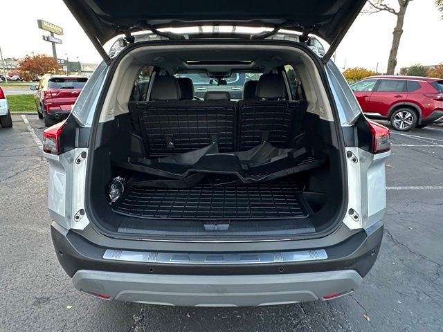 Certified 2022 Nissan Rogue SV w/ SV Premium Package AWD/4WD image 18