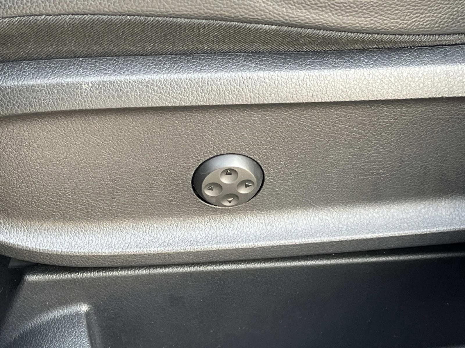 Used 2021 Mercedes-Benz GLB 250 w/ Premium Package image 21