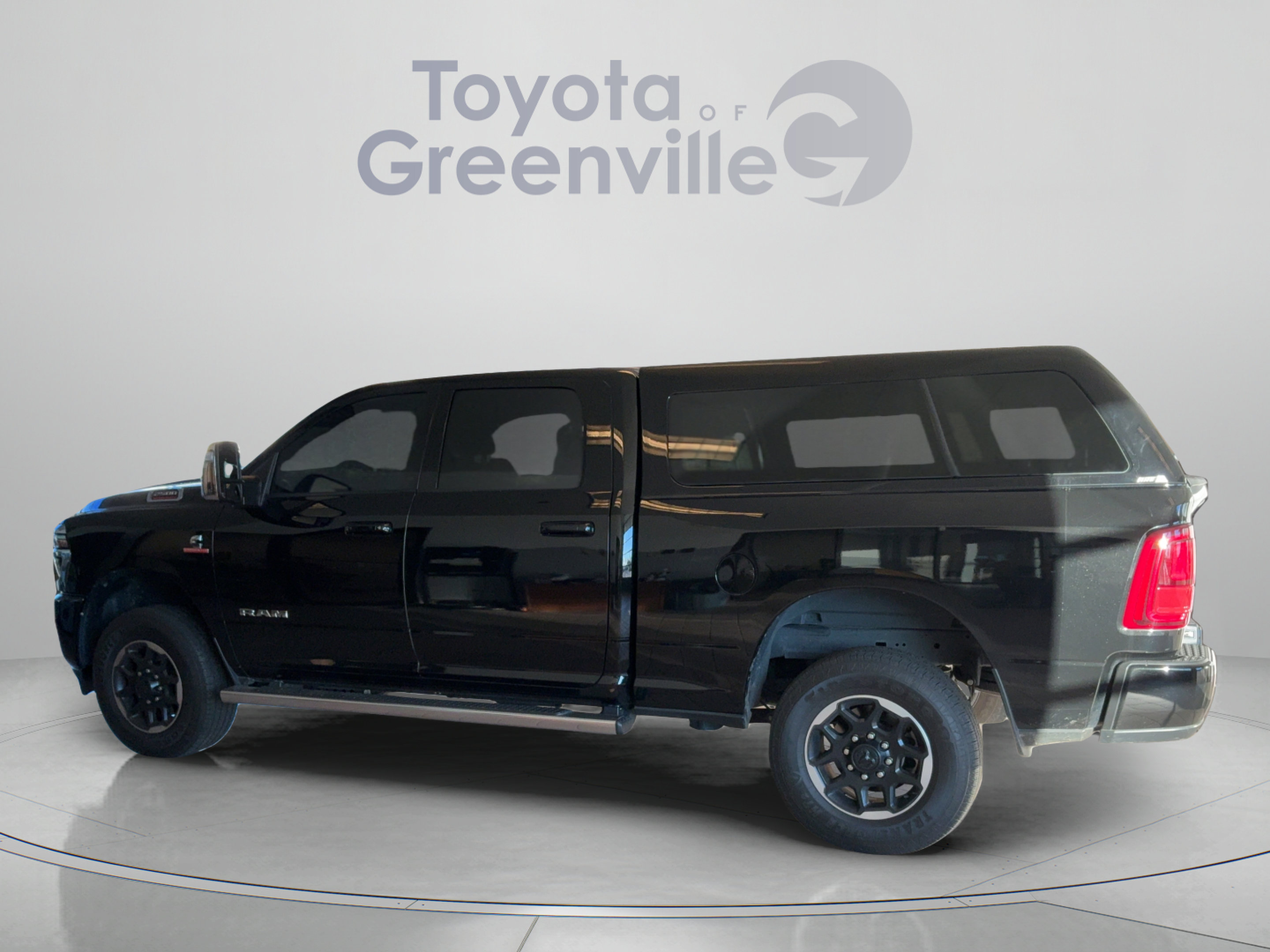 Used 2025 RAM 2500 Laramie AWD/4WD image 2