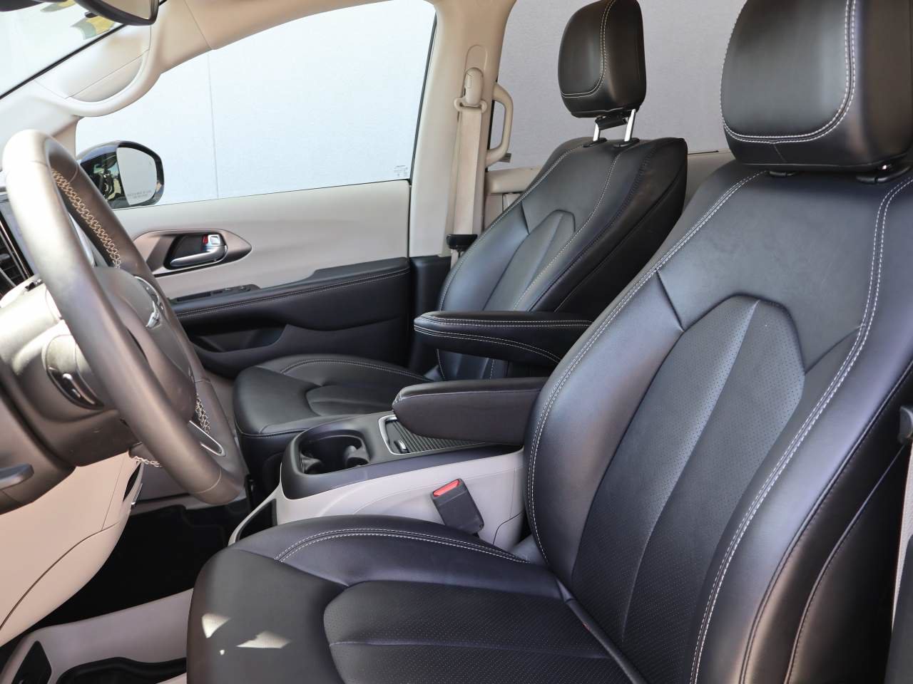 Certified 2024 Chrysler Pacifica Touring-L FWD image 9