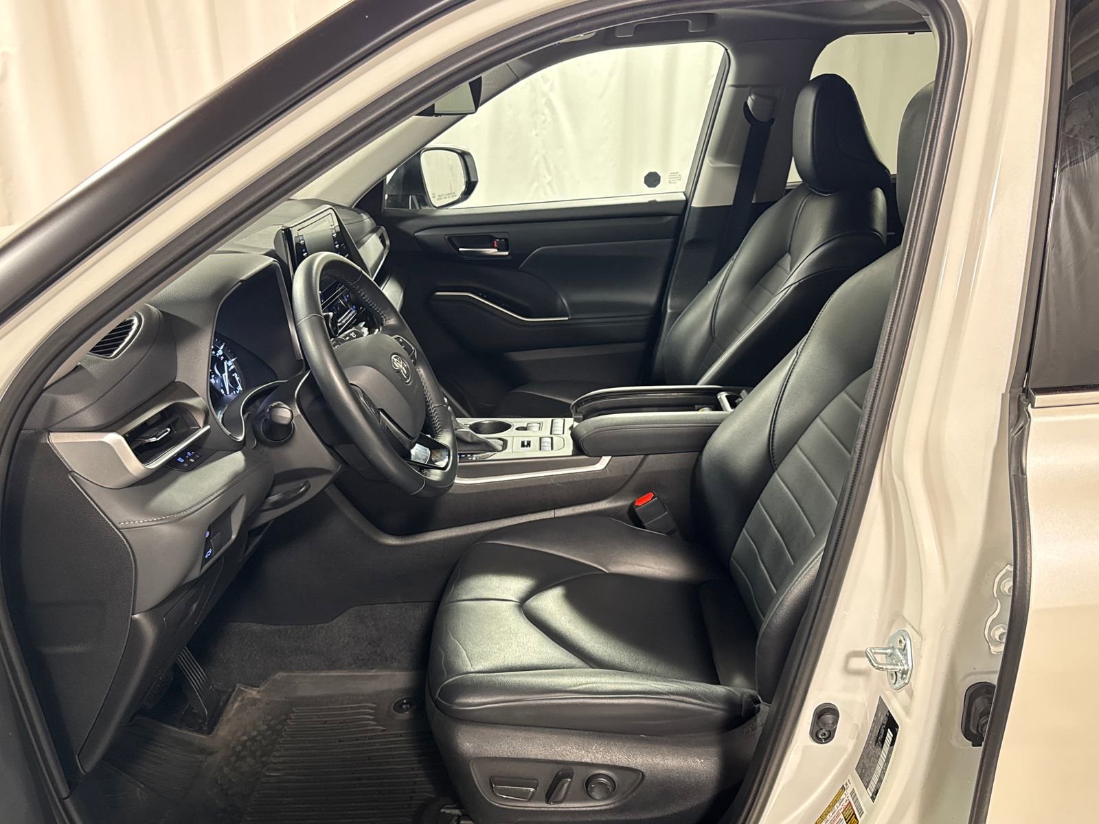 Used 2021 Toyota Highlander XLE AWD/4WD image 3