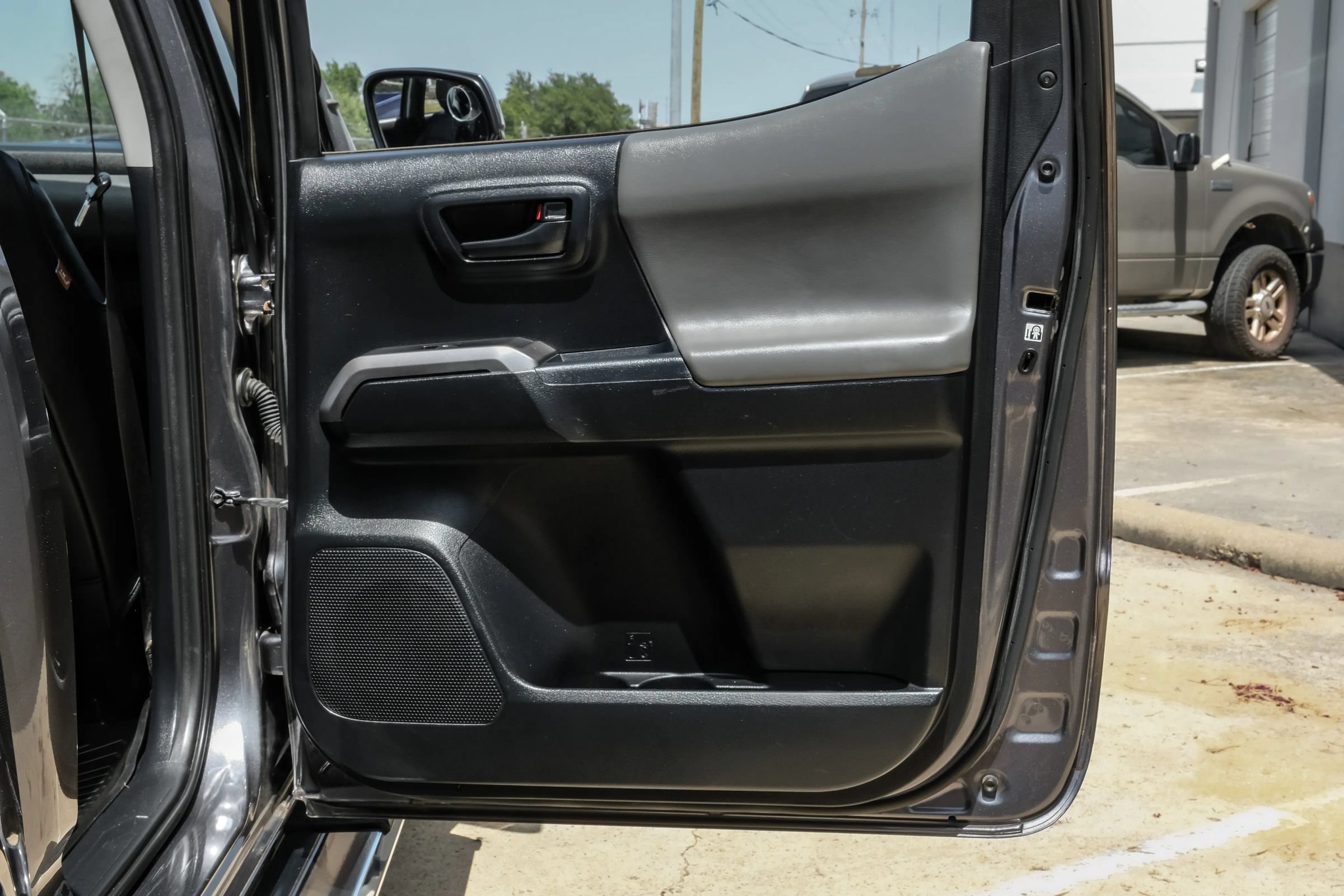 Used 2017 Toyota Tacoma SR5 RWD image 39