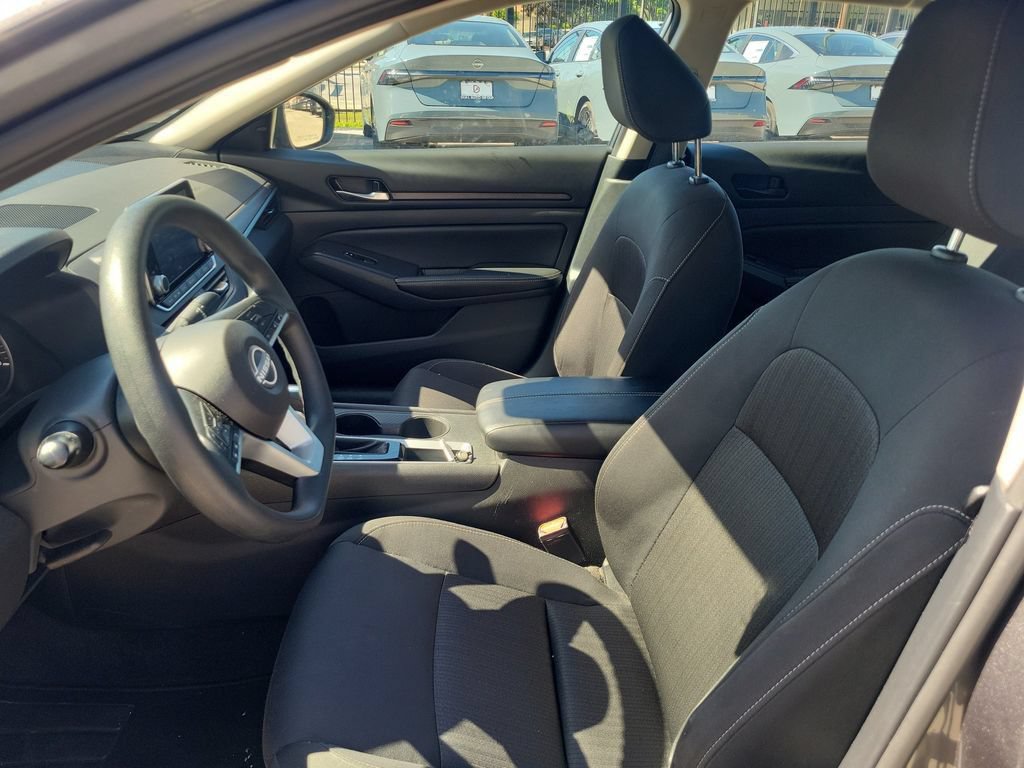 Used 2025 Nissan Altima 2.5 SV FWD image 16