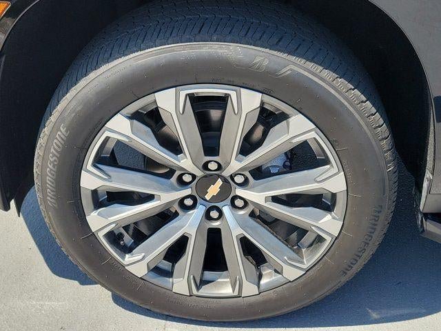 Used 2025 Chevrolet Suburban High Country AWD/4WD image 9