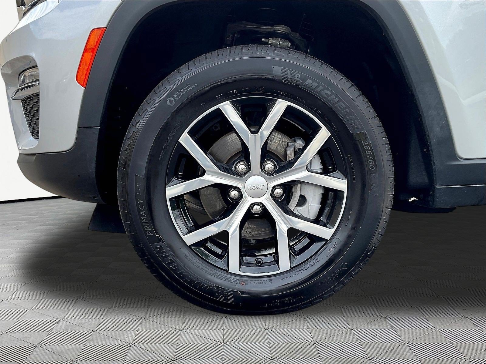 Used 2025 Jeep Grand Cherokee Limited AWD/4WD image 32