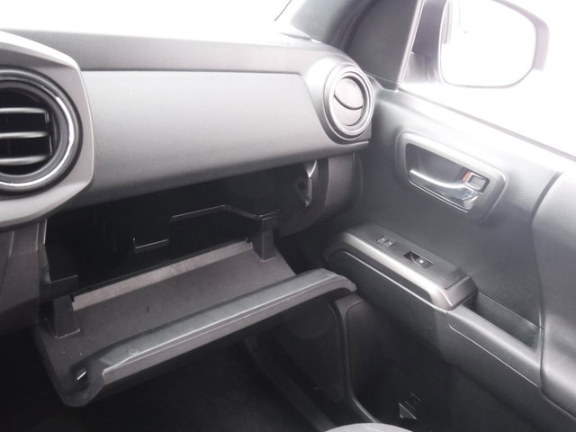 Used 2017 Toyota Tacoma TRD Sport image 39