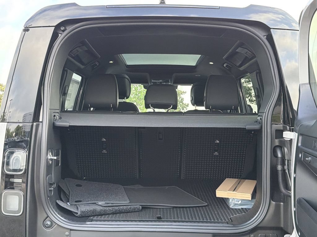New 2026 Land Rover Defender 110 X-Dynamic SE AWD/4WD image 13