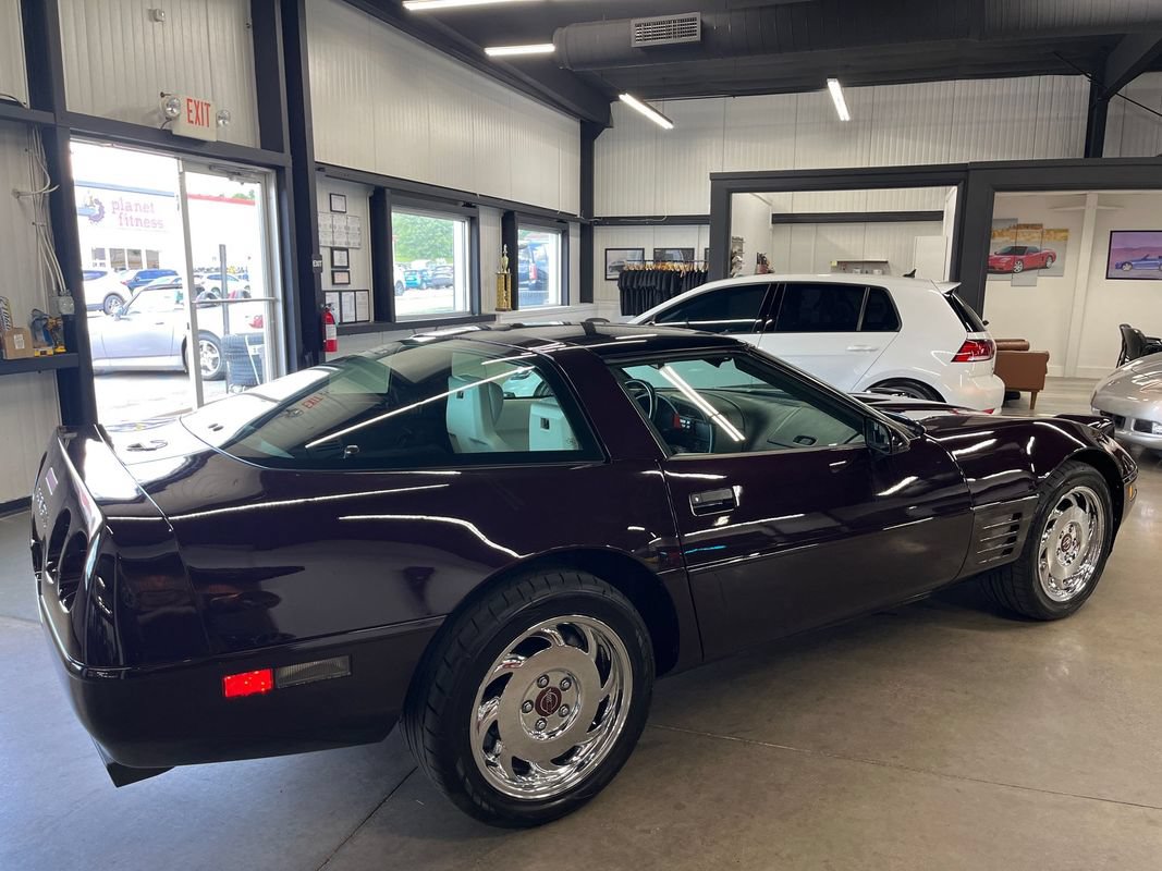 Used 1993 Chevrolet Corvette Coupe RWD image 17