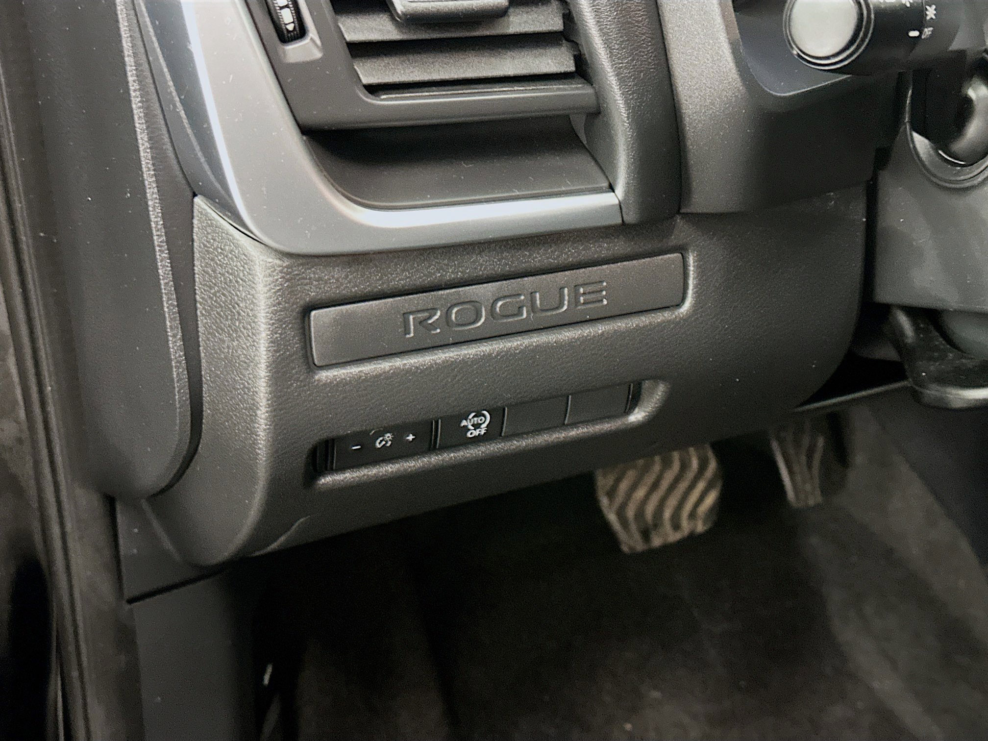 Used 2024 Nissan Rogue S AWD/4WD image 17