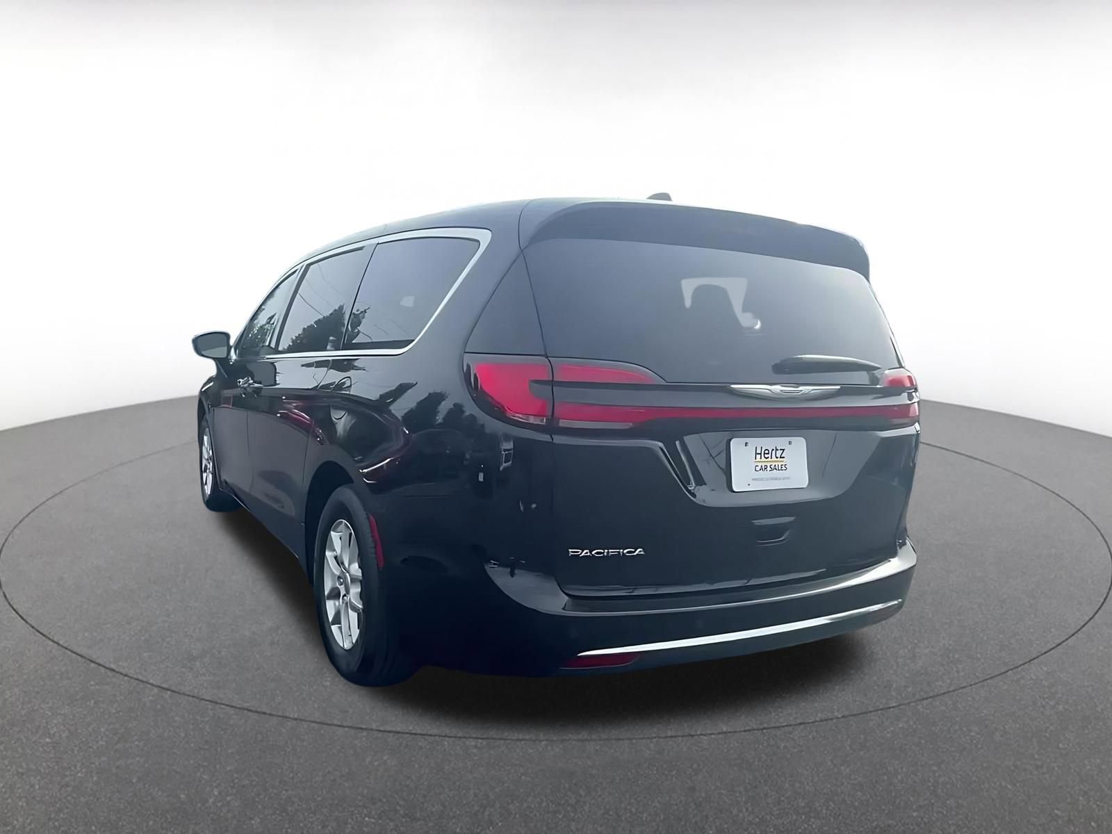 Used 2025 Chrysler Pacifica Select image 11