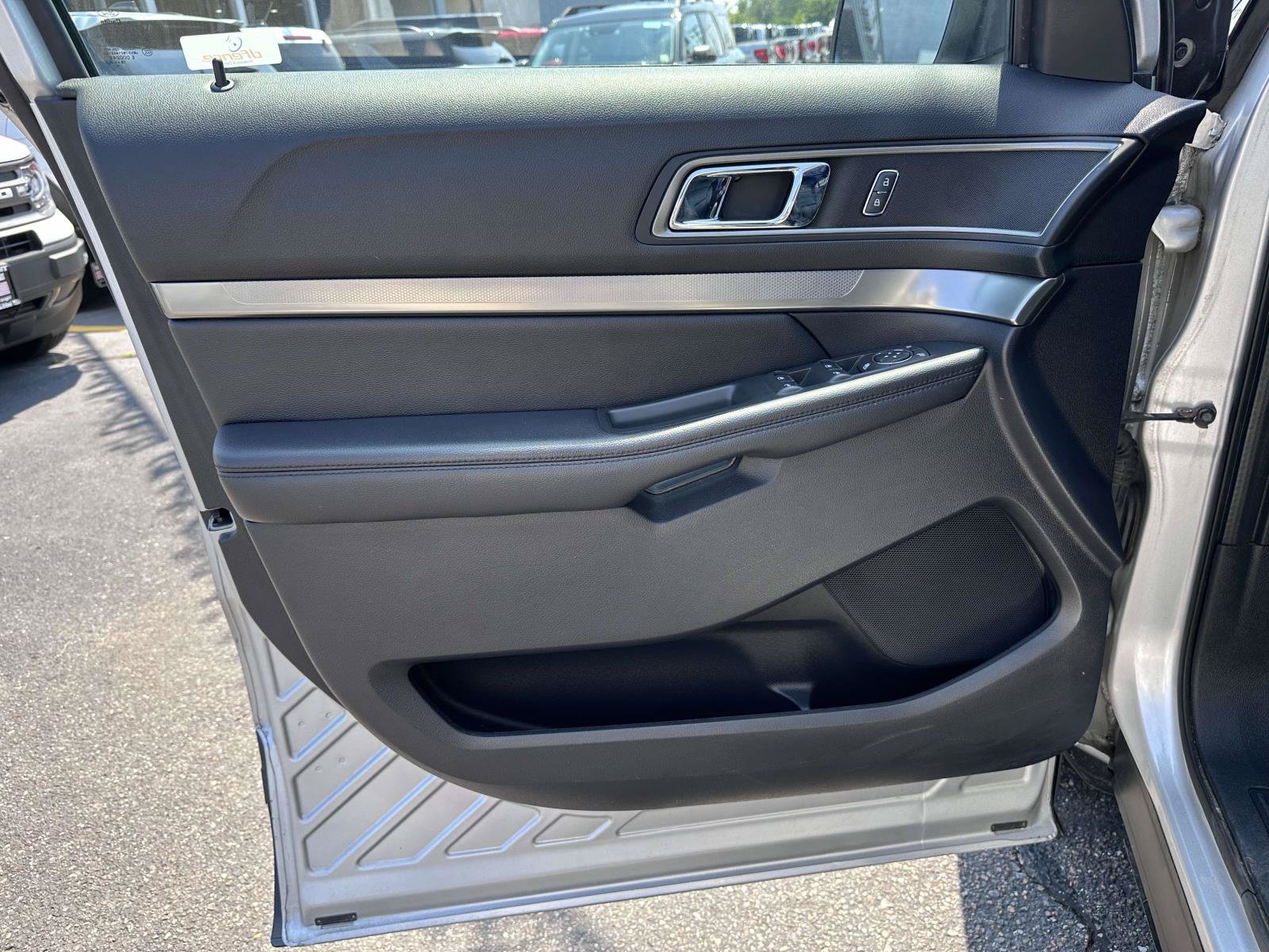 Used 2019 Ford Explorer XLT w/ Equipment Group 202A AWD/4WD image 9