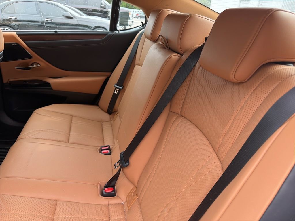 Used 2024 Lexus ES 300h Ultra Luxury w/ Accessory Package (Z2) FWD image 11