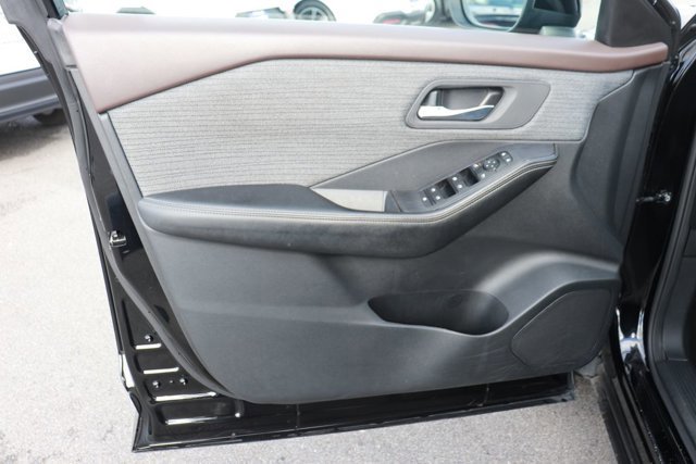 Used 2023 Nissan Rogue SV image 9