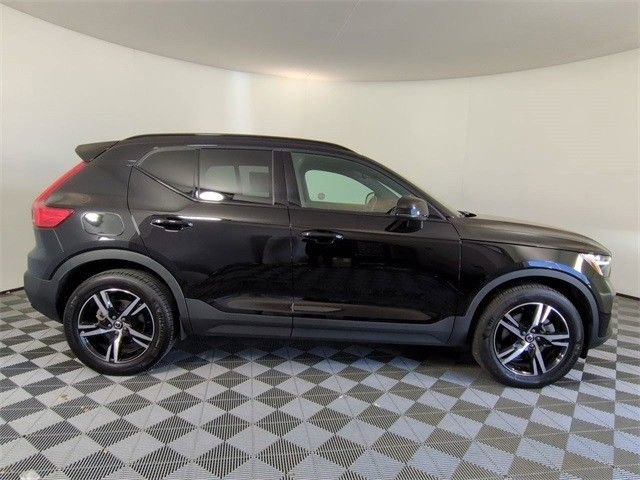 Used 2023 Volvo XC40 B5 Plus image 3
