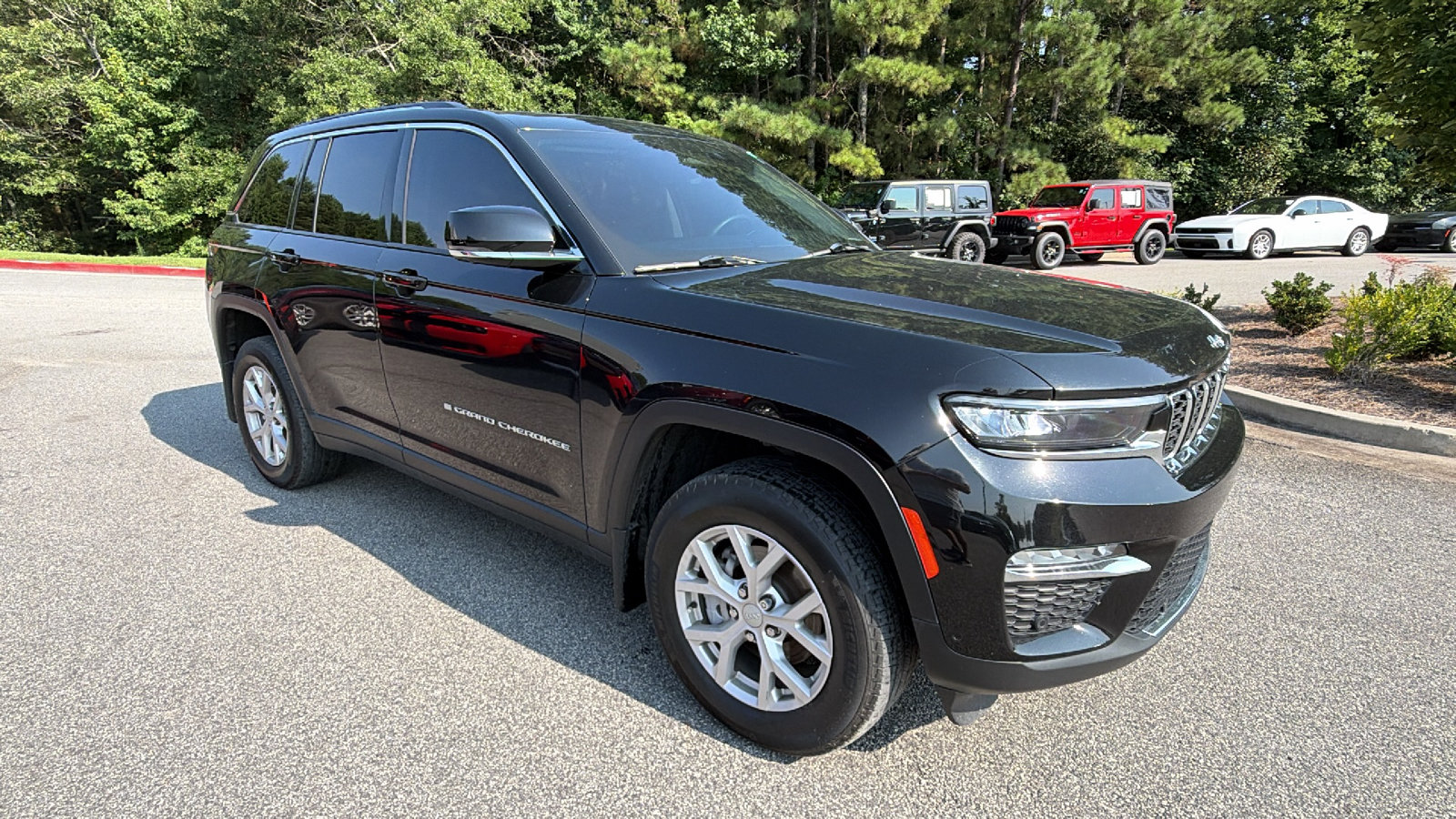 Used 2022 Jeep Grand Cherokee Limited w/ Luxury Tech Group II RWD image 5