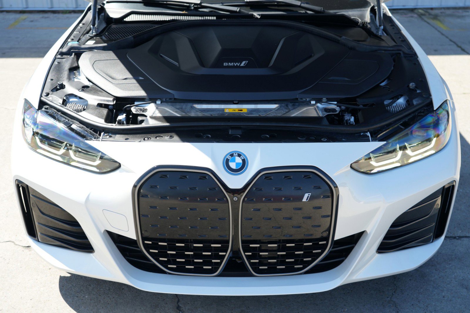 Used 2022 BMW i4 eDrive40 w/ M Sport Package image 8