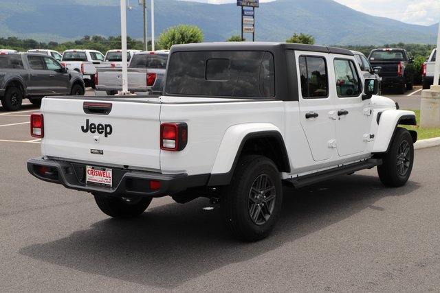 Used 2024 Jeep Gladiator Sport image 6