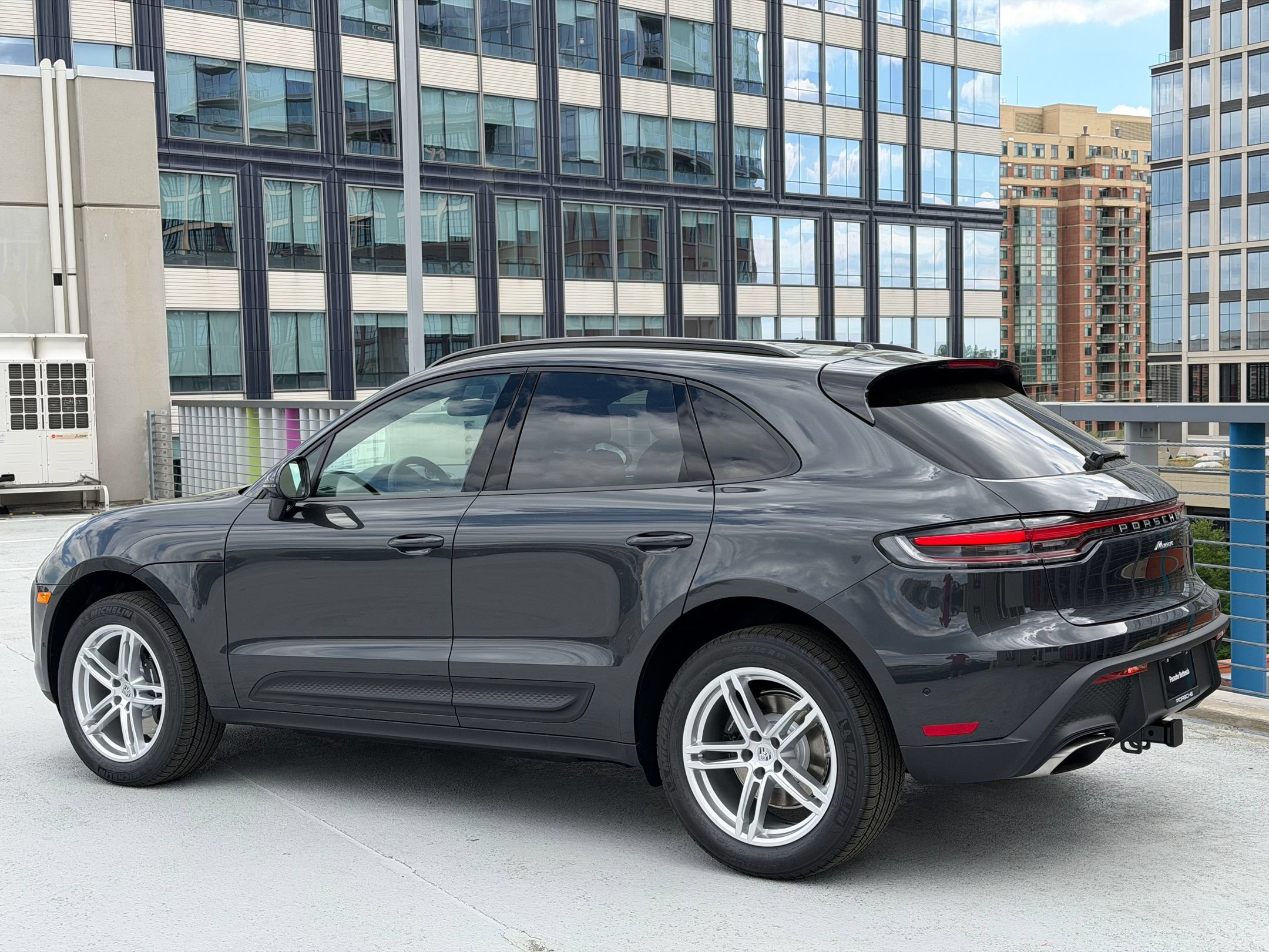 Used 2026 Porsche Macan AWD/4WD image 3